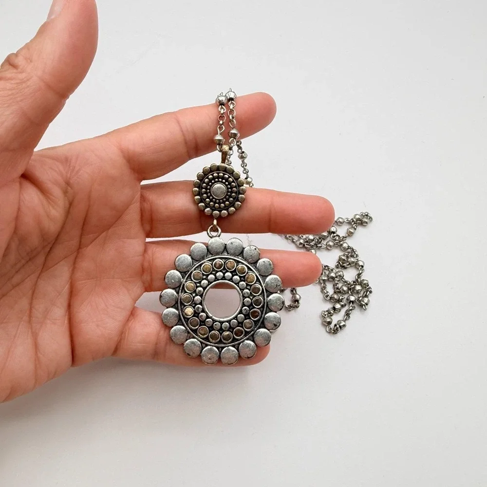 Vintage 90s Silver Tone Sunburst Medallion Pendant Necklace Boho Fashion Jewelry